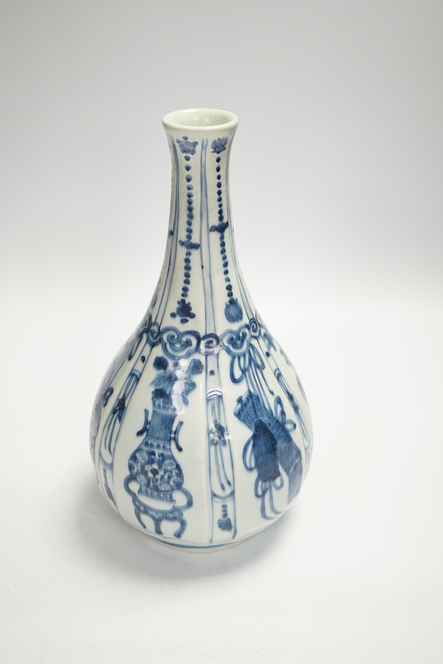 An early 17th century Chinese kraak blue and white bottle vase, 28.5cm